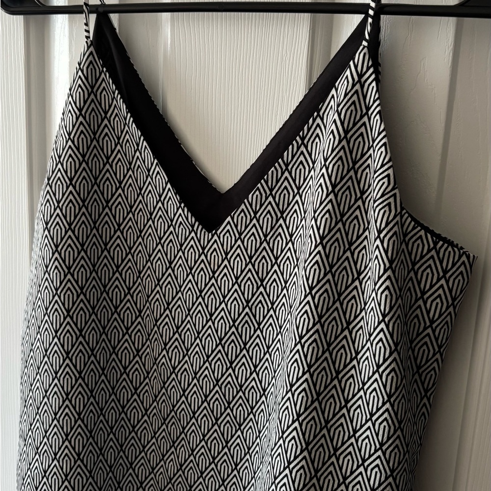Express Black and White Geometric Camisole - Picture 2 of 4
